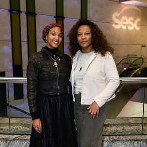 Ayomi Domenica e sua mãe, Eliane Dias, marcaram presença na estreia do monólogo 'Mudando de Pele' e se juntaram ao grupo de famosos que prestigiou Taís Araújo na noite desta quarta-feira (03), em São Paulo