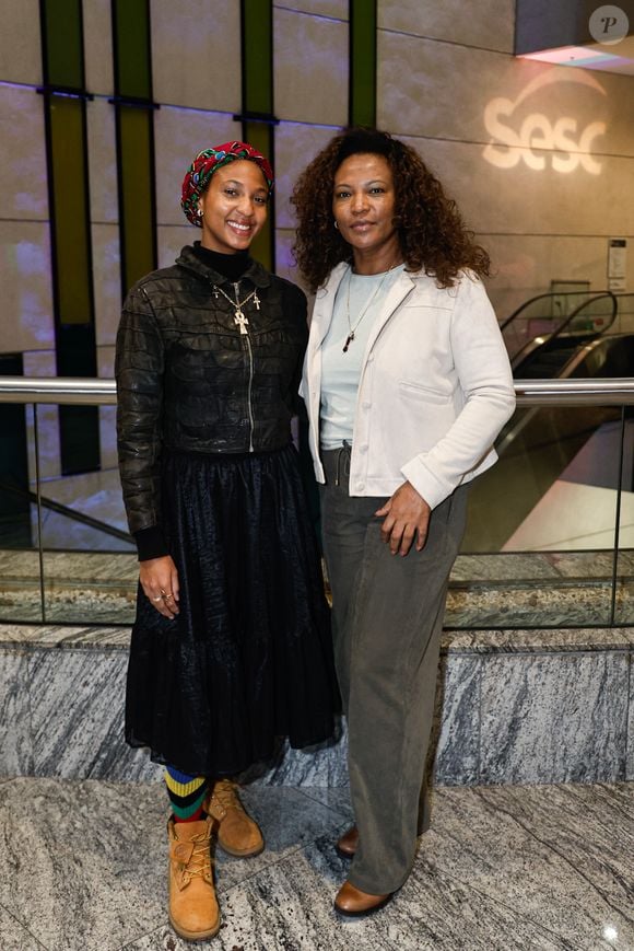 Ayomi Domenica e sua mãe, Eliane Dias, marcaram presença na estreia do monólogo 'Mudando de Pele' e se juntaram ao grupo de famosos que prestigiou Taís Araújo na noite desta quarta-feira (03), em São Paulo