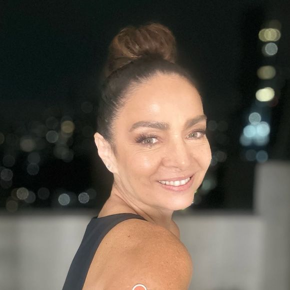 Claudia Ohana, atualmente com 62 anos, impressiona internautas com sua beleza natural e corpo definido