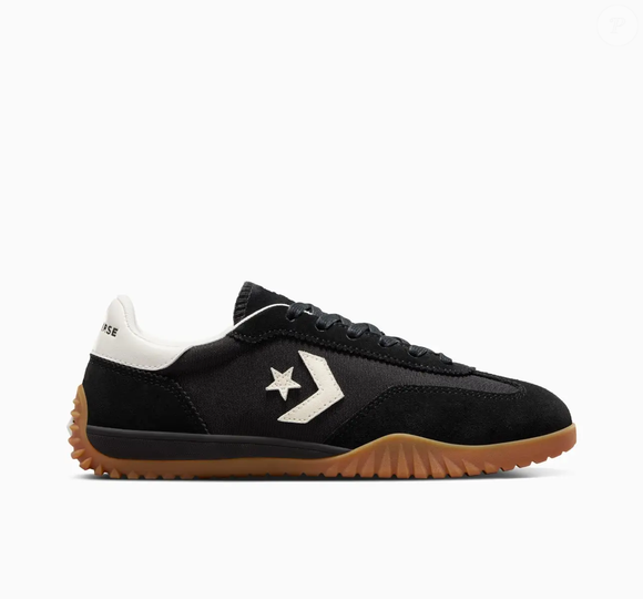 A Converse aposta em um tênis de sola fina, minimalista e elegante, inspirado no sucesso retrô da Adidas e pensado para o ambiente de trabalho