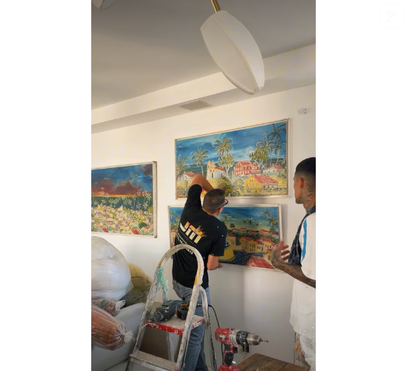 Sala de Fafá de Belém é repleto de quadros e objetos de decoração