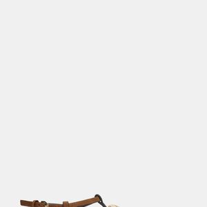 Elegância prática em alta! A rasteirinha da Zara de R$ 279 aposta em tira frontal com aplicação metálica  de concha como ponto de destaque, fechamento no tornozelo com fivela e bico redondo, entregando um visual versátil que transita com facilidade do casual ao sofisticado