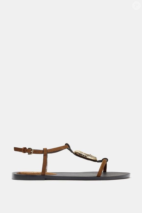 Elegância prática em alta! A rasteirinha da Zara de R$ 279 aposta em tira frontal com aplicação metálica  de concha como ponto de destaque, fechamento no tornozelo com fivela e bico redondo, entregando um visual versátil que transita com facilidade do casual ao sofisticado