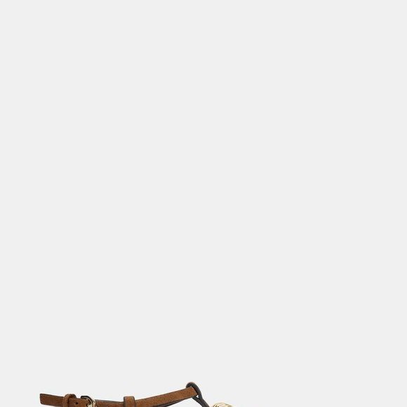 Elegância prática em alta! A rasteirinha da Zara de R$ 279 aposta em tira frontal com aplicação metálica  de concha como ponto de destaque, fechamento no tornozelo com fivela e bico redondo, entregando um visual versátil que transita com facilidade do casual ao sofisticado