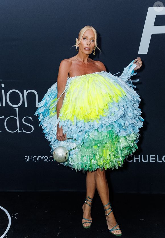 FFW Brasil Fashion Awards 2026: Adriane Galisteu usou o vestido mais inusitado da noite e usou e abusou das pompas para deixar seu look icônico