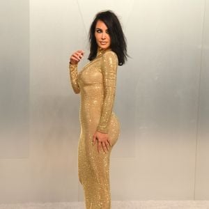 Kim Kardashian levou o glamour ao after-party da Vanity Fair com um vestido dourado da Gucci. Segundo a FFW, a produção ganhou ainda mais impacto com cabelos de comprimento médio, textura levemente bagunçada e maquiagem marcada