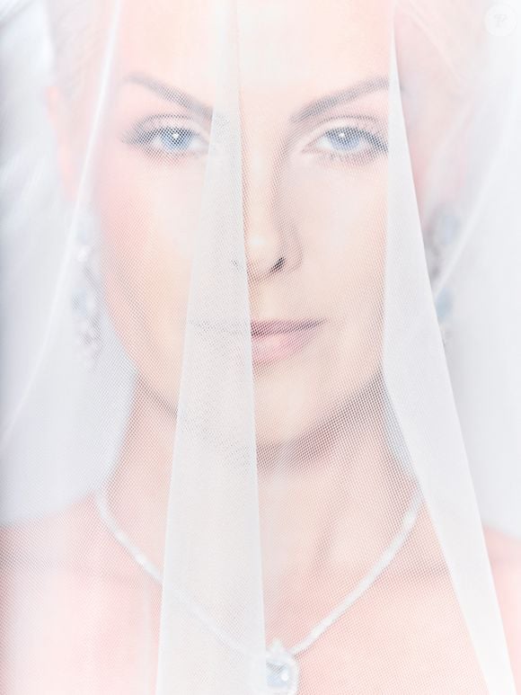 Juntos desde 2024 e casados no civil desde maio de 2025, Ana Hickmann e Edu Guedes oficializaram a união religiosa em uma cerimônia ao ar livre, sob uma figueira centenária