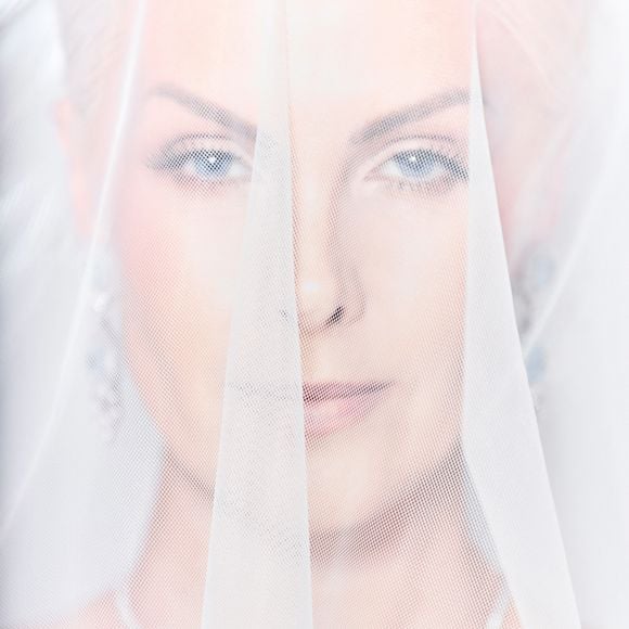 Juntos desde 2024 e casados no civil desde maio de 2025, Ana Hickmann e Edu Guedes oficializaram a união religiosa em uma cerimônia ao ar livre, sob uma figueira centenária