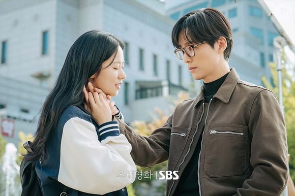 'Nosso Filme': um diretor em crise e uma atriz terminal encontram-se nos bastidores de um filme e se apaixonam