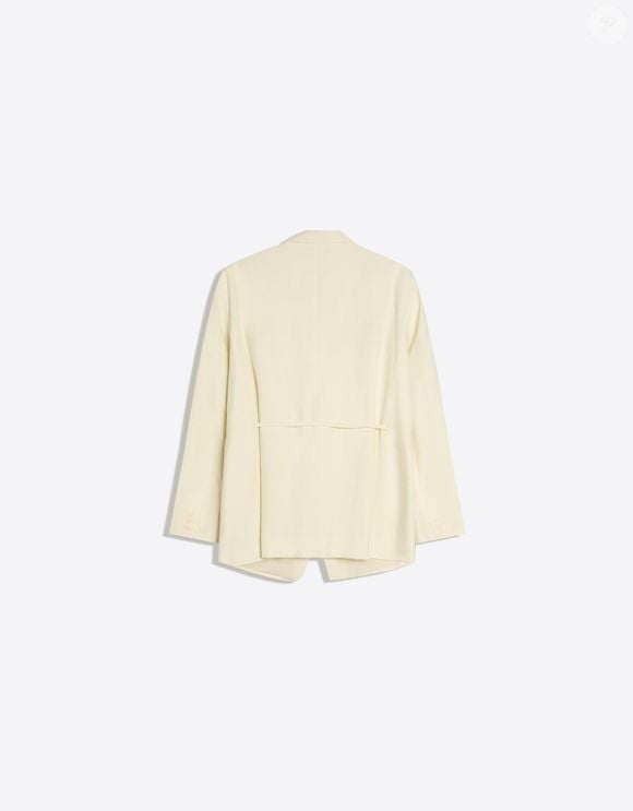 A Bershka entrou oficialmente na febre dos blazers sofisticados ao lançar uma versão inspirada no estilo clássico de Gabriela Sabatini. A peça aparece como opção elegante para trabalho, almoço especial ou até produções mais refinadas para a noite