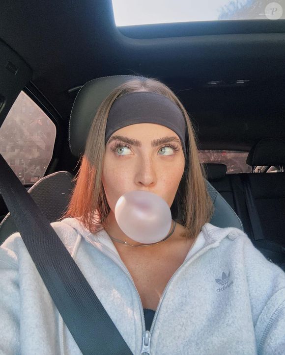 Jade Picon usa faixa de cabelo e mais truques de estilo