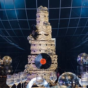 O bolo de 1,40 metro da festa de Ticiane Pinheiro apostou em globos espelhados e acabamento metálico inspirado na era disco