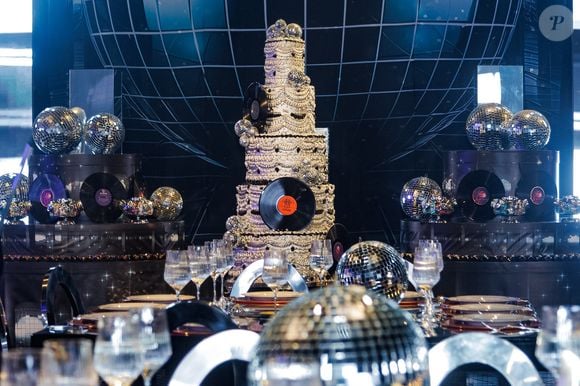 O bolo de 1,40 metro da festa de Ticiane Pinheiro apostou em globos espelhados e acabamento metálico inspirado na era disco