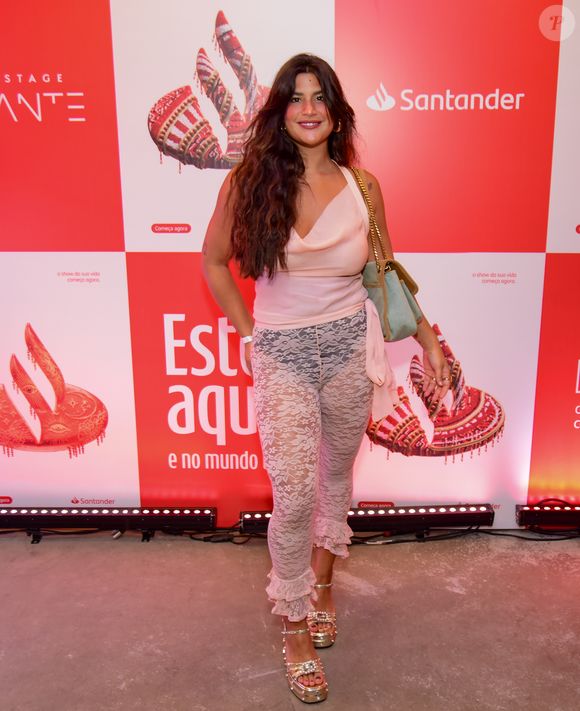 Giulia Costa, filha de Flávia Alessandra, apostou em uma calça de renda transparente com a calcinha à mostra para compor seu look