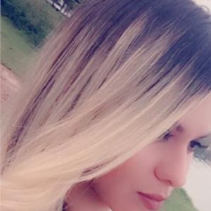 Tamires Assis já foi loira e bem diferente: esse clique, a agora modelo seguindo uma trend da foto espelhada na década passada