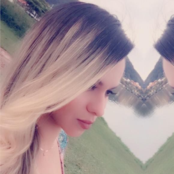 Tamires Assis já foi loira e bem diferente: esse clique, a agora modelo seguindo uma trend da foto espelhada na década passada