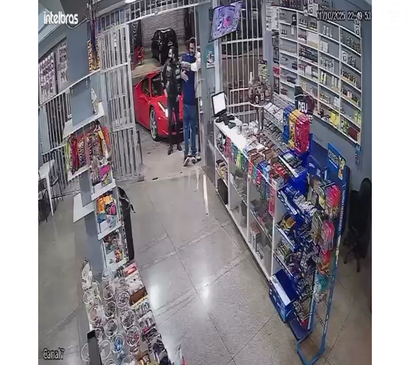 Câmeras de segurança, obtidas pelo portal LeoDias, registram momento em que Hungria compra garrafa suspeita