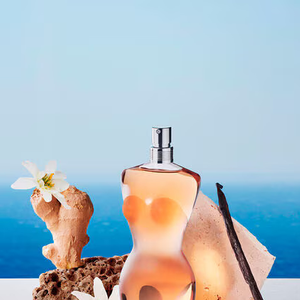 Com flor de laranjeira, gengibre, pó de arroz e baunilha, Classique, da Jean Paul Gaultier, aposta em uma fragrância marcante que atravessa gerações sem perder o charme