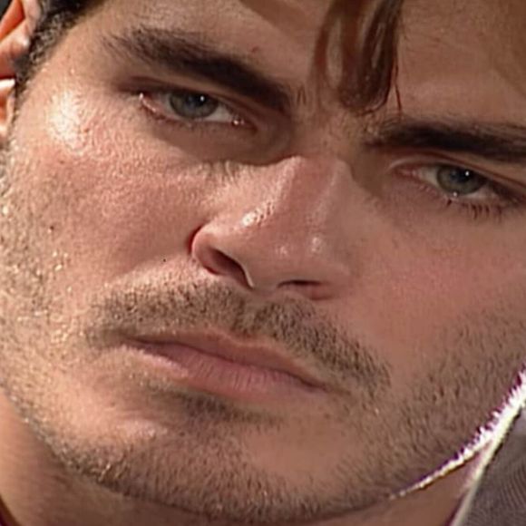 Matteo (Thiago Lacerda) bate em patrão após ser chamado de anarquista