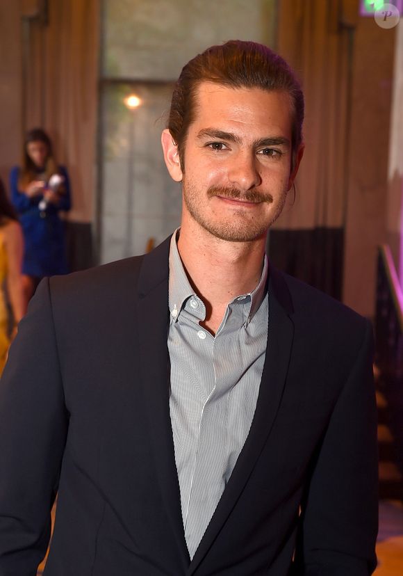 Andrew Garfield é frequentemente descrito como introvertido e reservado em sua vida pessoal, apesar de sua persona pública carismática e emotiva