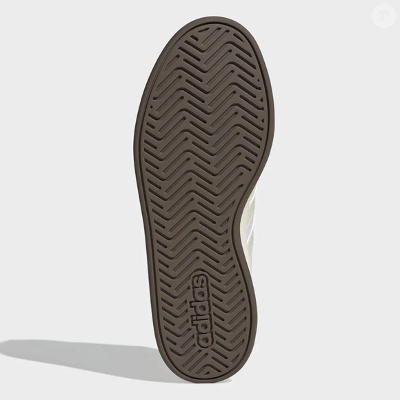 Com palmilha macia, solado de borracha e design clean, o Adidas Grand Court Base 3.0 oferece uma experiência confortável sem abrir mão da estética que conquistou as apaixonadas por moda casual