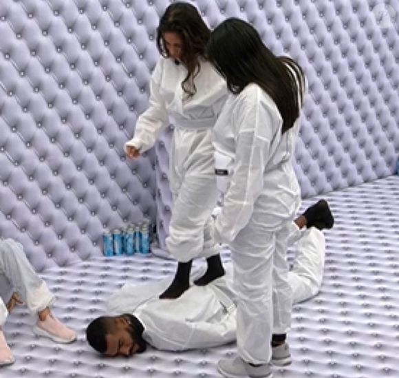 Quarto Branco deixa aspirantes a Pipocas do BBB 26 a mais de 80 horas sem banho, o que pode provocar problema de pele para as pessoas, explica dermatologista. Sensação de oleosidade e coceira podem surgir