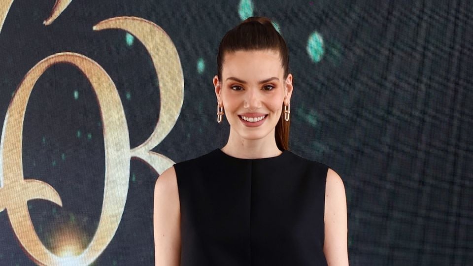 Pretinho nada básico: Camila Queiroz brilha em look all black todo grifado