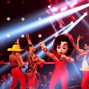 Quem é a Tieta do 'The Masked Singer Brasil 2025'? Coincidência inesperada liga artista à fantasia da novela. Saiba quem é!