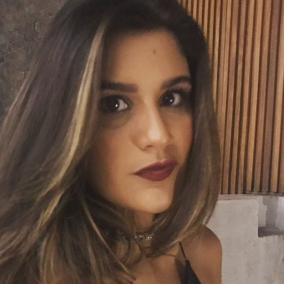 Giulia Costa também gostava de fazer luzes em suas mechas