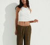 Com visual leve e elegante, a calça enrugada em verde-azeitona virou aposta certeira para quem deseja conforto sem abrir mão de sofisticação nos dias quentes. O modelo está disponível por R$ 169,90 no site da H&M