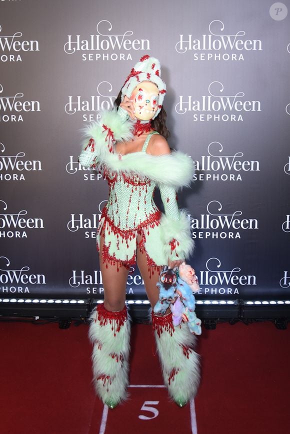 A cantora surgiu vestida de Labubu, personagem que virou febre entre colecionadores