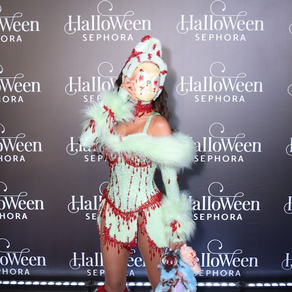 A cantora surgiu vestida de Labubu, personagem que virou febre entre colecionadores