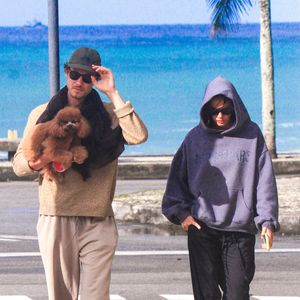 Shawn Mendes e Bruna Marquezine enfrentam o frio carioca em passeio romântico; veja o look dos dois