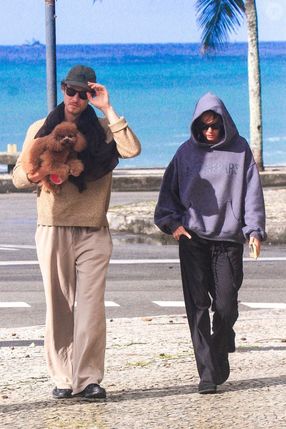 Shawn Mendes e Bruna Marquezine enfrentam o frio carioca em passeio romântico; veja o look dos dois