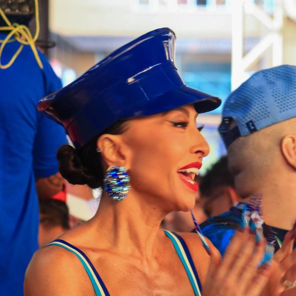 Sabrina Sato ousou com look diferente em cores vibrantes para apuração do Carnaval no RJ.
