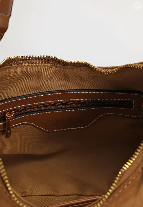 O modelo meia-lua caramelo da Santa Lolla traz alça ajustável e acabamento sofisticado, ideal para acompanhar compromissos do dia a dia com elegância