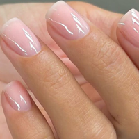 Agora na primavera, há uma cor de unhas natural que faz a diferença entre as mulheres elegante