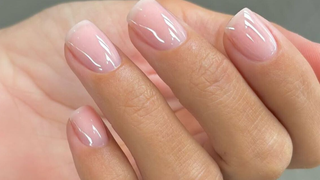 Agora na primavera, há uma cor de unhas natural que faz a diferença entre as mulheres elegante