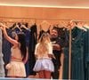 Para o passeio com uma amiga, Rafaella Santos investiu em um look moderno e repleto de tendências, como uma camiseta branca e saia balonê