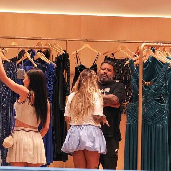 Para o passeio com uma amiga, Rafaella Santos investiu em um look moderno e repleto de tendências, como uma camiseta branca e saia balonê