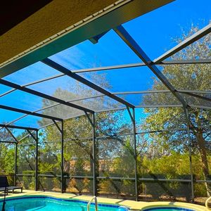 A piscina coberta está entre os destaques da área de lazer da mansão de Rick Sollo em Orlando, nos Estados Unidos. O espaço também conta com área gourmet equipada com churrasqueira e decoração de madeira ripada.
