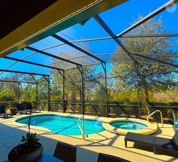 A piscina coberta está entre os destaques da área de lazer da mansão de Rick Sollo em Orlando, nos Estados Unidos. O espaço também conta com área gourmet equipada com churrasqueira e decoração de madeira ripada.