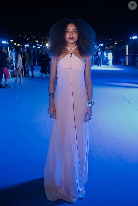 Any Gabrielly exibiu um vestido branco, longo e fluido