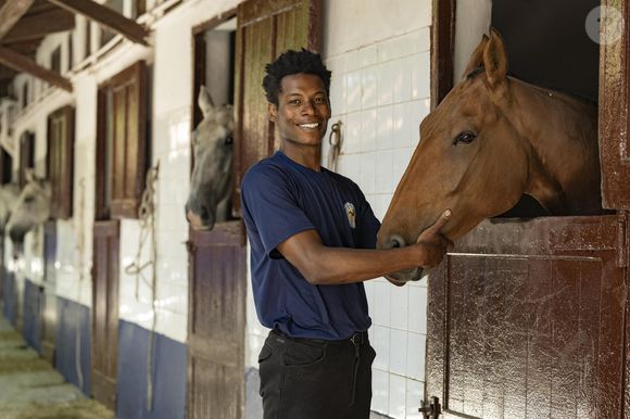 Namorado de Clara Moneke, Breno Ferreira interpreta André na nova versão de 'Vale Tudo'.