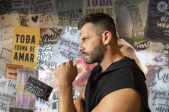 Henri Castelli negou problema em rever as cenas dele mesmo sofrendo convulsão no 'BBB 26'