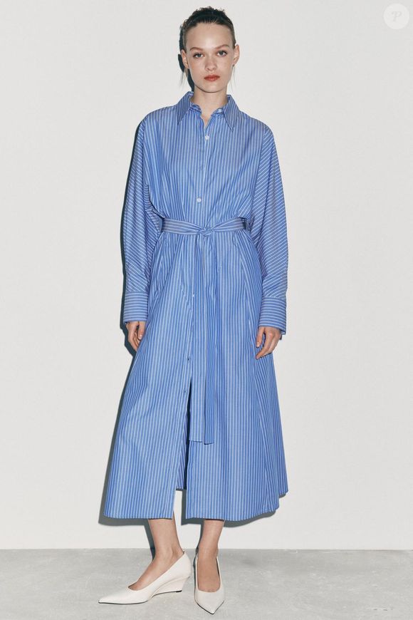 A faixa ajustável na cintura remete ao obi, tradicional faixa usada sobre o quimono, trazendo um toque oriental ao clássico vestido listrado. Disponível por R$ 529