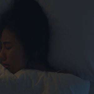 Você já experimentou a sensação de estar plenamente consciente, mas não consegue se mexer, falar ou sequer abrir os olhos? Em casos ainda piores, deparou-se com alucinações?