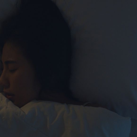 Você já experimentou a sensação de estar plenamente consciente, mas não consegue se mexer, falar ou sequer abrir os olhos? Em casos ainda piores, deparou-se com alucinações?