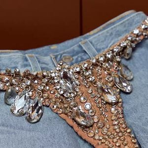 O icônico conjunto usado por Britney Spears, criado originalmente por Bob Mackie para a produção teatral de Las Vegas de 1981, "Jubilee!", fez parte do evento "Bold Luxury: The Limelight Edit", da Julien's Auctions, que começou em 27 de março. Bob Mackie também foi o responsável pelos figurinos das 11 temporadas de "The Carol Burnett Show", criando em média 60 roupas por semana para artistas e convidados do programa, segundo o New York Times