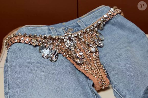 O icônico conjunto usado por Britney Spears, criado originalmente por Bob Mackie para a produção teatral de Las Vegas de 1981, "Jubilee!", fez parte do evento "Bold Luxury: The Limelight Edit", da Julien's Auctions, que começou em 27 de março. Bob Mackie também foi o responsável pelos figurinos das 11 temporadas de "The Carol Burnett Show", criando em média 60 roupas por semana para artistas e convidados do programa, segundo o New York Times